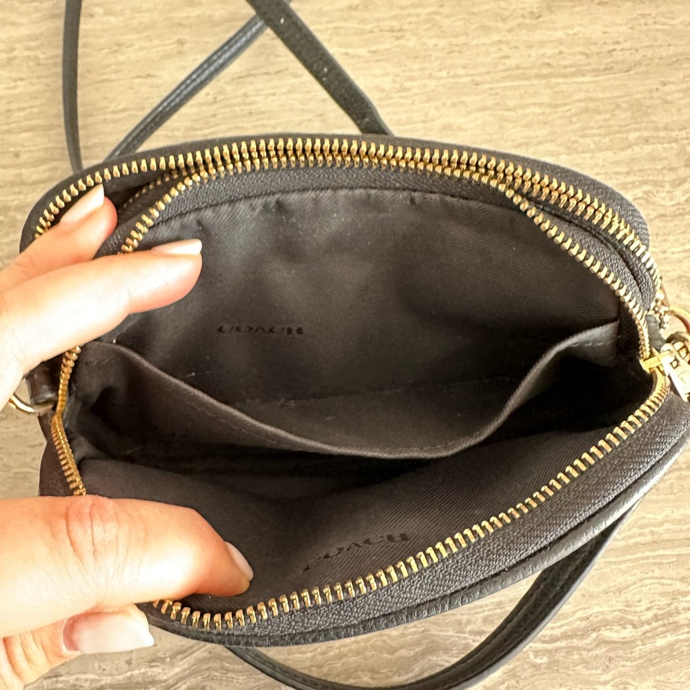 Coach Mini crossbody Bag black pebble leather. Adjustable strap, multiple pocket - Picture 6 of 15